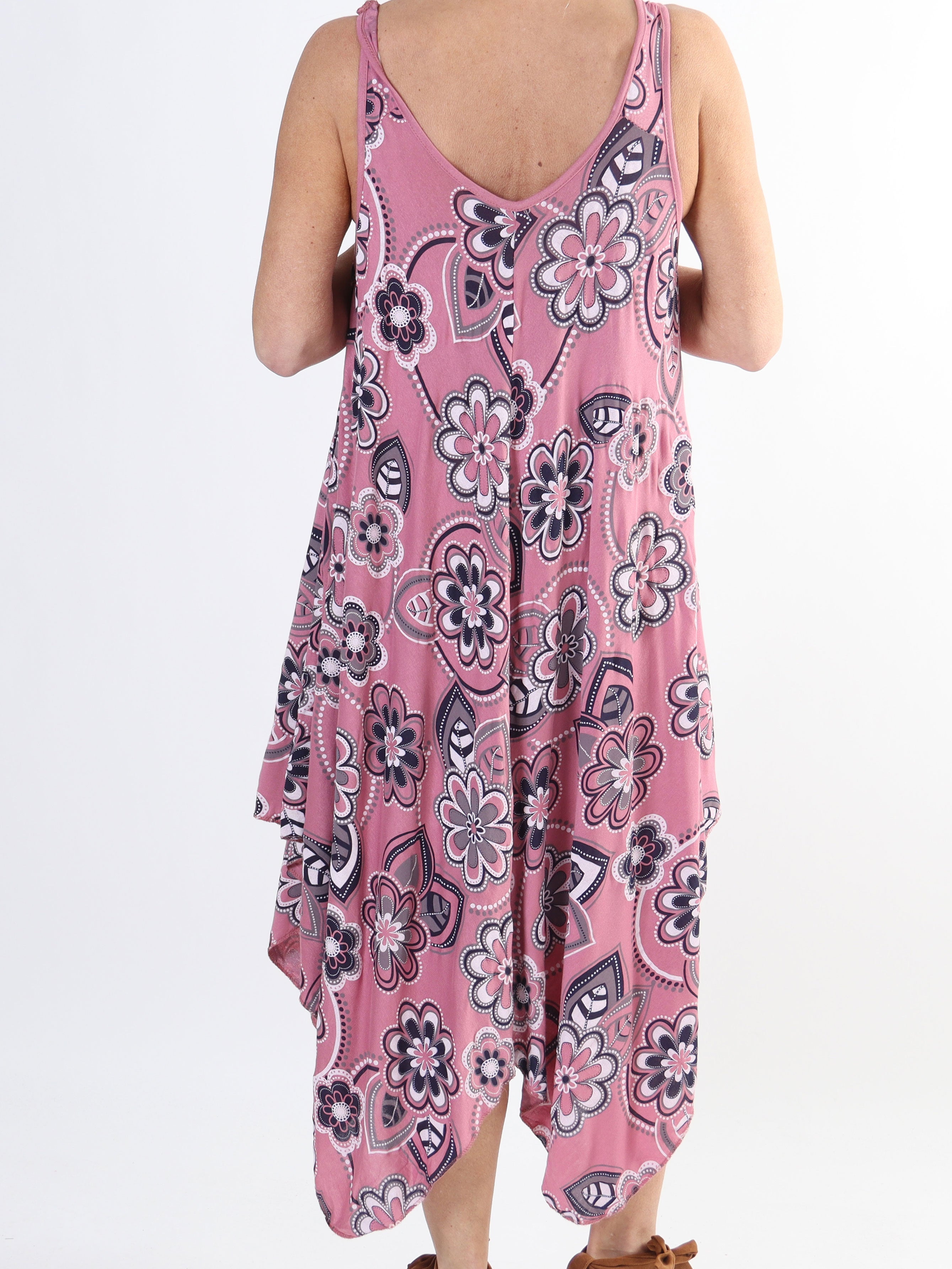 Veronica Flower - Blommig klänning med breda axelband i plusstorlek